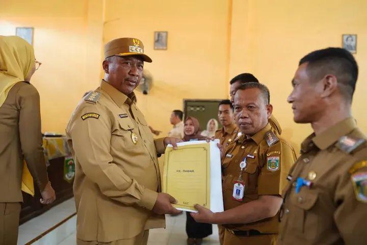 Plt Bupati Lampung Tengah Serahkan SPPT PBB-P2 dan Tagihan Pajak Kendaraan di Seputih Raman